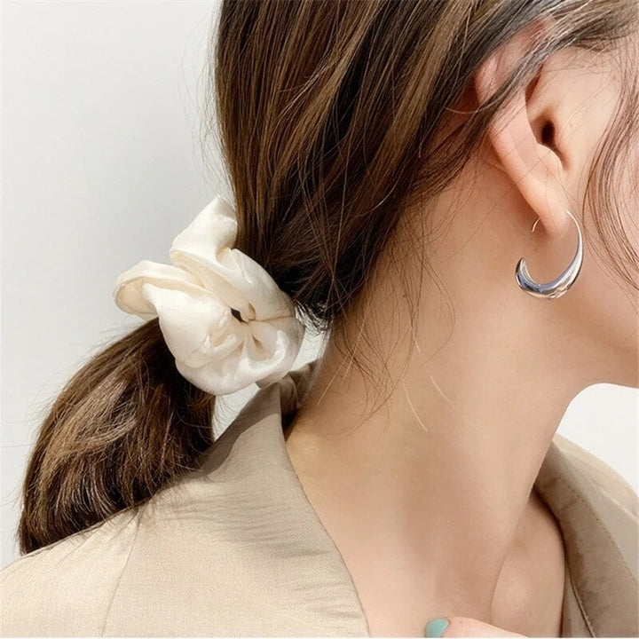 Luksuriøse øreringer i gull og sølv