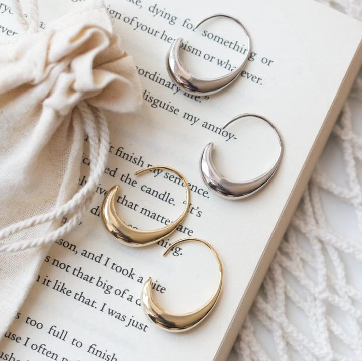 Luksuriøse øreringer i gull og sølv