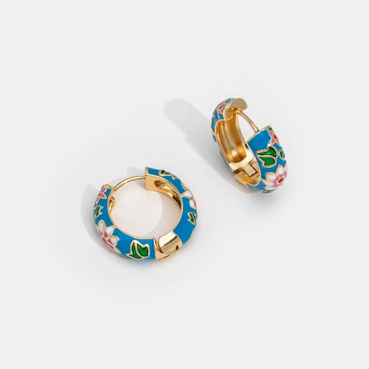 Gullfargede sirkelformede øredobber med blomst