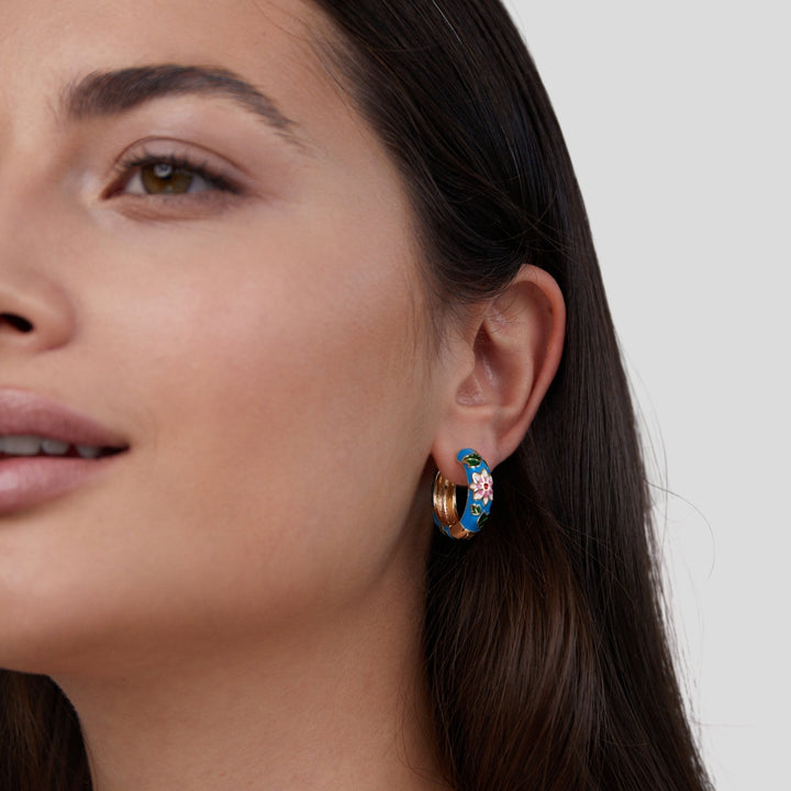 Gullfargede sirkelformede øredobber med blomst